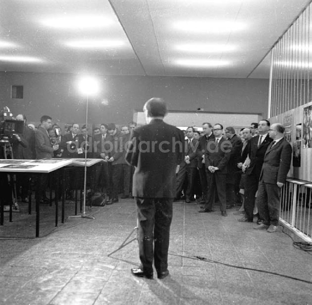 Berlin: Eröffnung in der Pressefotoschau Berlin Friedrichsfelde Februar 1966 Umschlagnr.: 1966-52