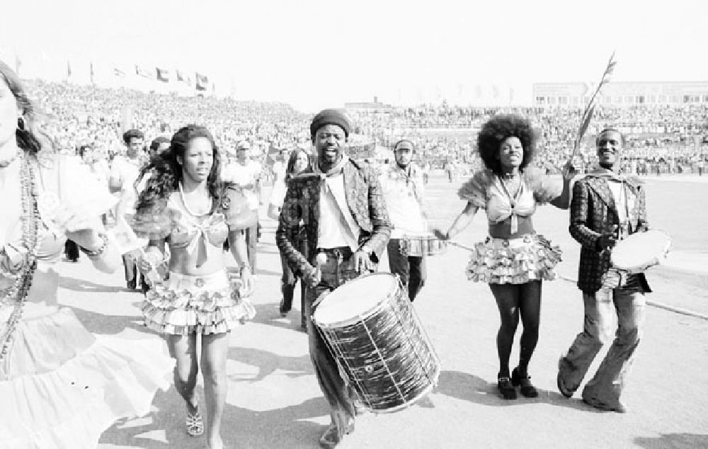 DDR-Bildarchiv: Berlin Mitte - Eröffnungsveranstaltung Jugend-Weltfestspiele Stadion der Weltjugend Foto: Lange Foto-Tasche: 728