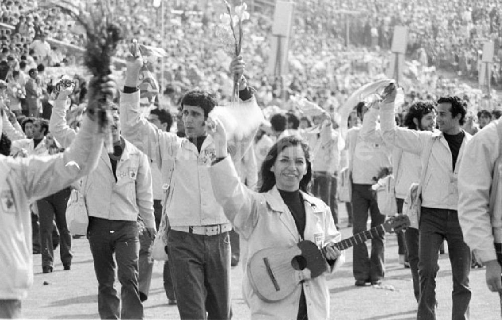 DDR-Fotoarchiv: Berllin Mitte - Eröffnungsveranstaltung Stadion der Weltjugend JugendWeltfestspiele Foto: Schönfeld Foto-Tasche: 719