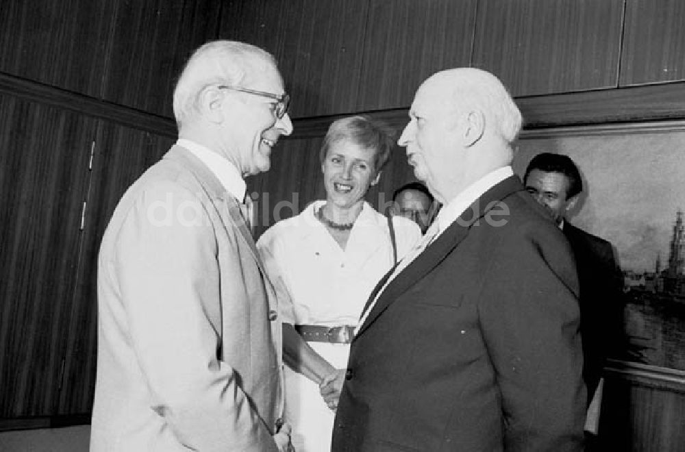 DDR-Fotoarchiv: Berlin - 19.06.1986 Erich Honecker überreichte den Karl-Marx Orden an Vol