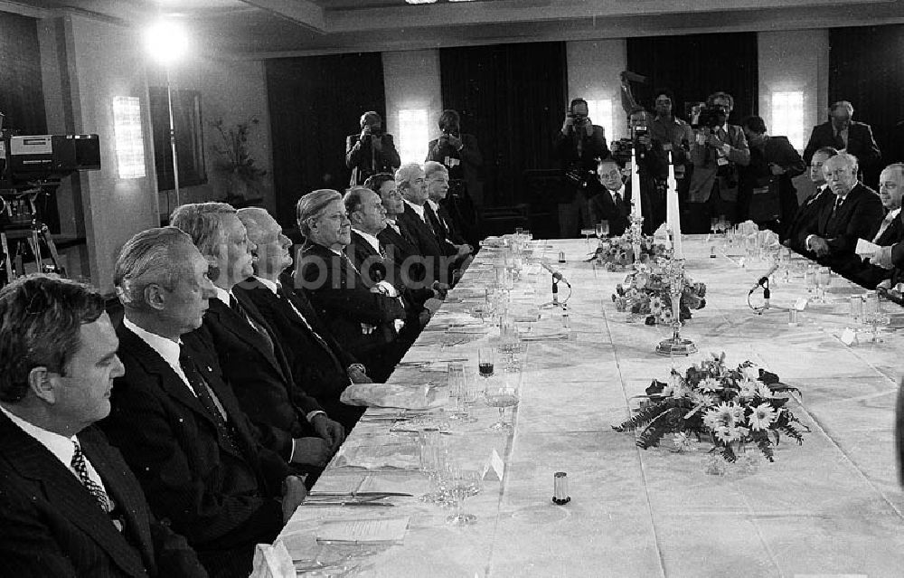 DDR-Bildarchiv: Berlin - Erich Honecker zu Besuch in Berlin (BRD), Helmut Schmidt (Bundeskanzler) veranstaltet für Honecker ein Abendessen Umschlagnr