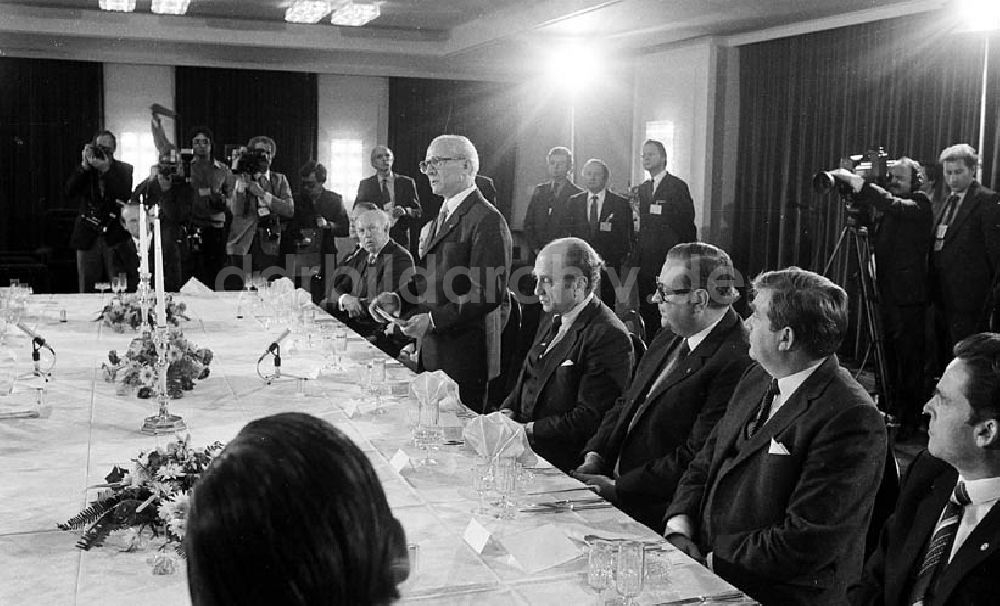 Berlin: Erich Honecker zu Besuch in Berlin (BRD), Helmut Schmidt (Bundeskanzler) veranstaltet für Honecker ein Abendessen Umschlagnr