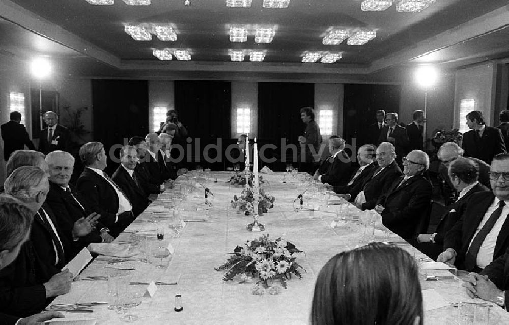 DDR-Bildarchiv: Berlin - Erich Honecker zu Besuch in Berlin (BRD), Helmut Schmidt (Bundeskanzler) veranstaltet für Honecker ein Abendessen Umschlagnr