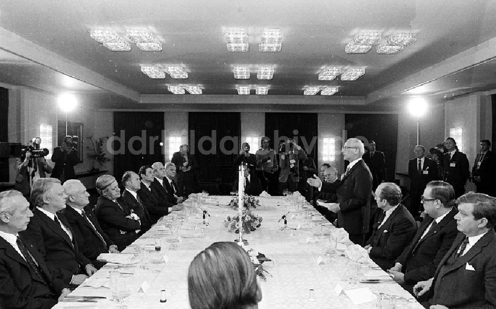 DDR-Fotoarchiv: Berlin - Erich Honecker zu Besuch in Berlin (BRD), Helmut Schmidt (Bundeskanzler) veranstaltet für Honecker ein Abendessen Umschlagnr