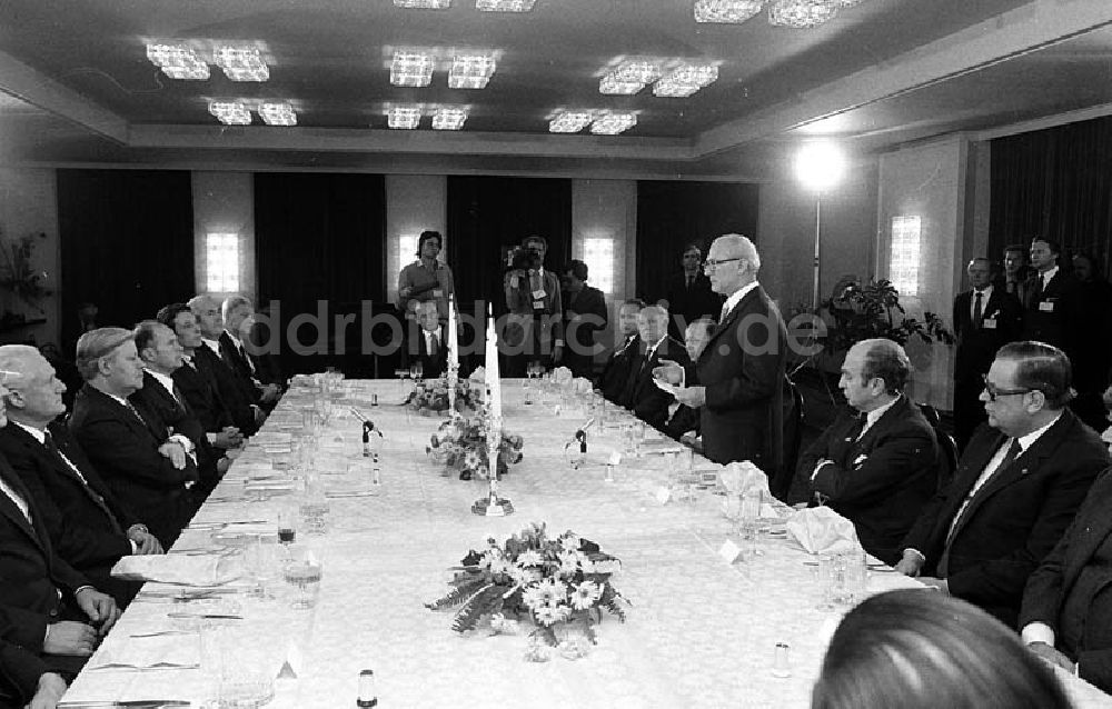 Berlin: Erich Honecker zu Besuch in Berlin (BRD), Helmut Schmidt (Bundeskanzler) veranstaltet für Honecker ein Abendessen Umschlagnr