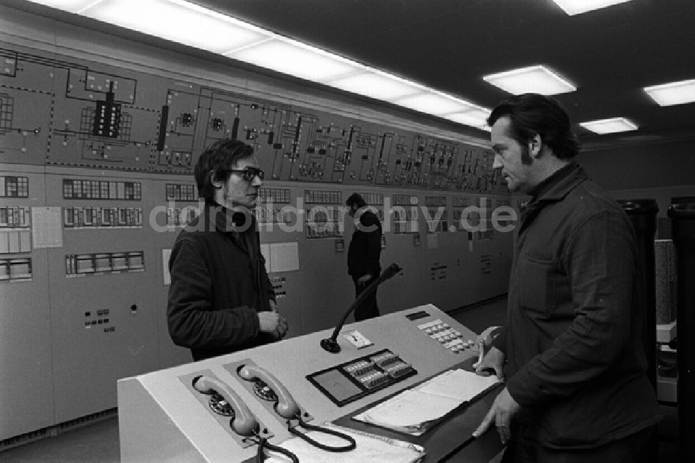 DDR-Fotoarchiv: Buna - Erich Honecker besucht Chemiearbeiter in Buna