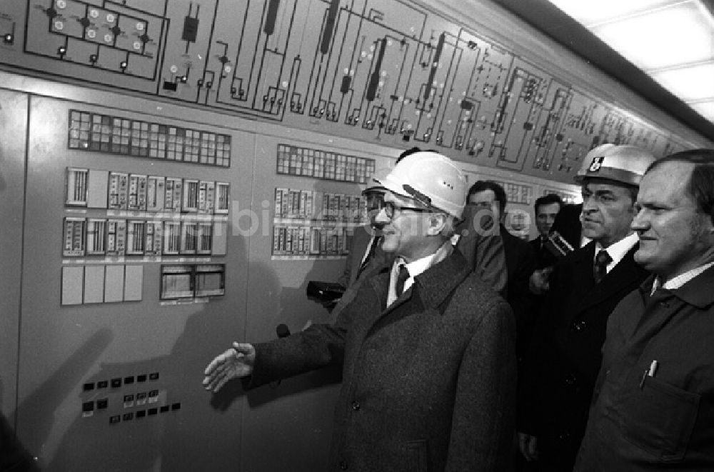 DDR-Fotoarchiv: Buna - Erich Honecker besucht Chemiearbeiter in Buna