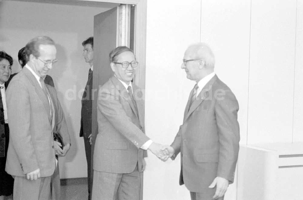 DDR-Bildarchiv: Berlin - Erich Honecker empfing chinesische Journalisten im ZK der SED.