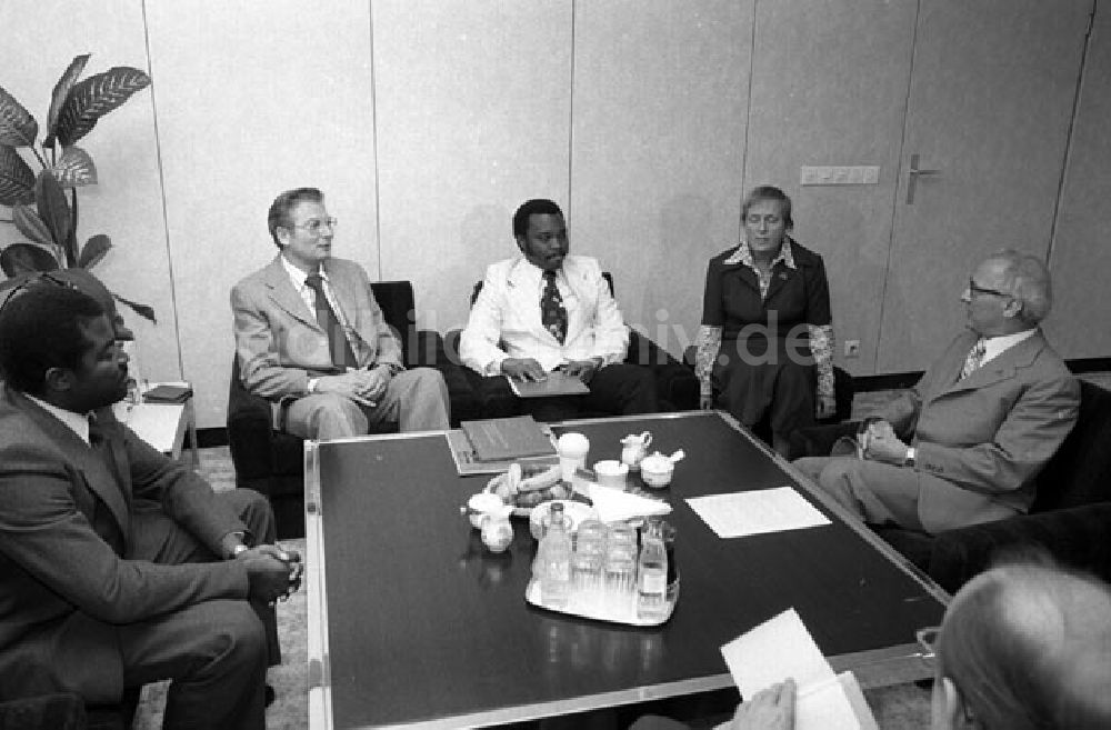 DDR-Fotoarchiv: Berlin - Erich Honecker empfängt afrikanische Delegation