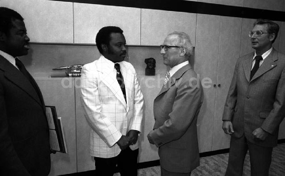 DDR-Fotoarchiv: Berlin - Erich Honecker empfängt afrikanische Delegation