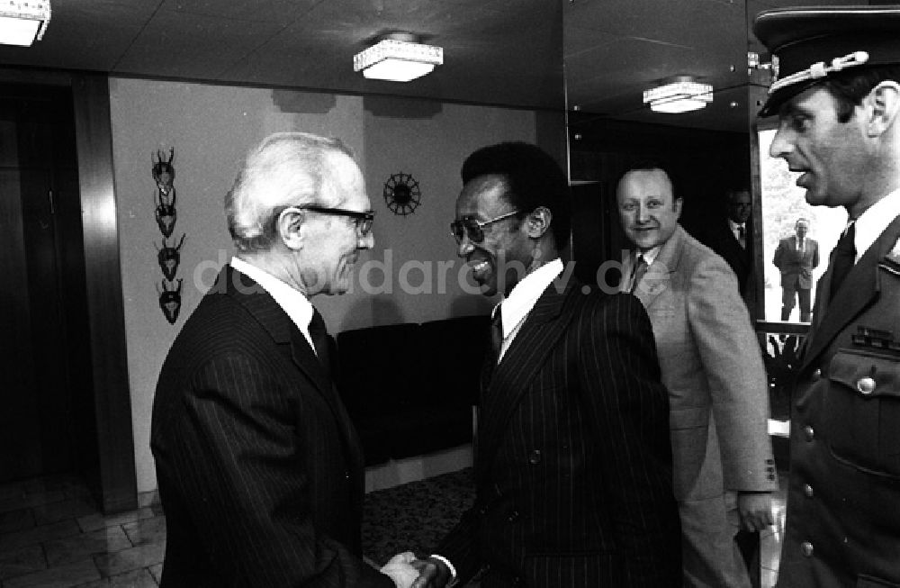 DDR-Fotoarchiv: Berlin - Erich Honecker empfängt Sonderbotschafter aus Sambia F.P. Mugabala