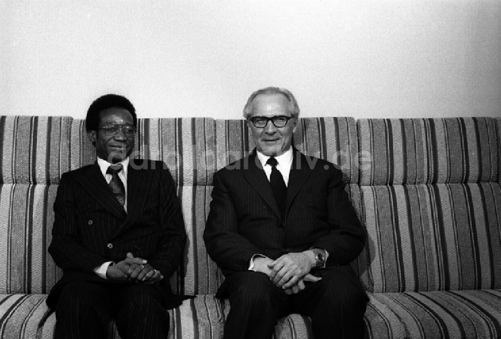 Berlin: Erich Honecker empfängt Sonderbotschafter aus Sambia F.P. Mugabala