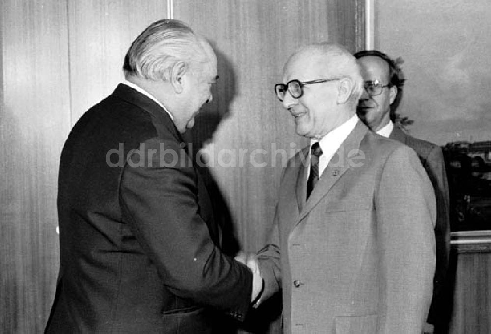 DDR-Bildarchiv: Berlin - 26.11.1986 Erich Honecker empfängt im ZK Viktor Nikonow.