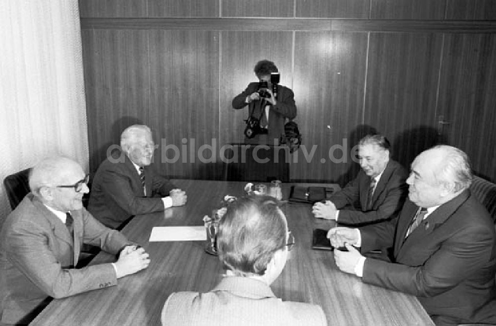 DDR-Bildarchiv: Berlin - 26.11.1986 Erich Honecker empfängt im ZK Viktor Nikonow.