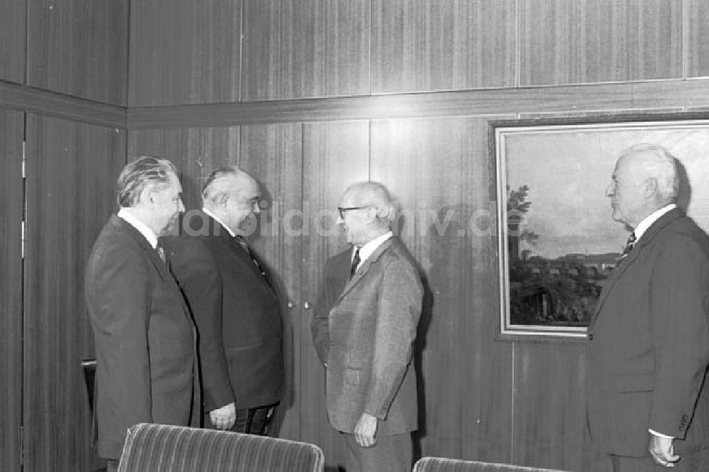 DDR-Fotoarchiv: Berlin - 26.11.1986 Erich Honecker empfängt im ZK Viktor Nikonow.