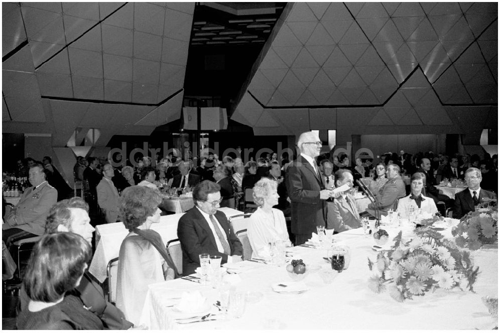 DDR-Fotoarchiv: Berlin - 07.10.1986 Erich Honecker hält Aussprache im Palast der Republik