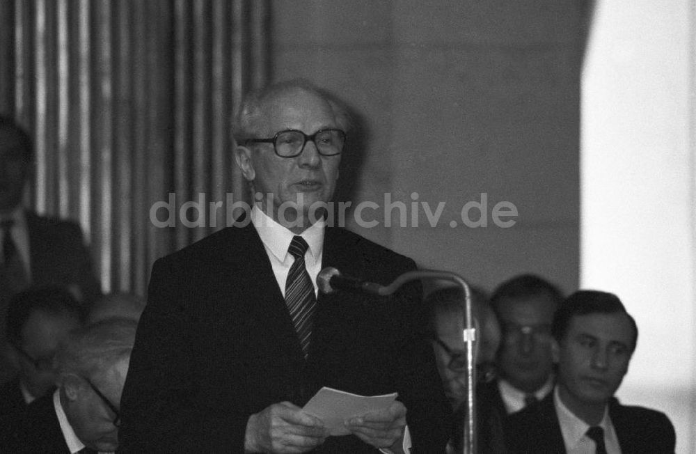DDR-Fotoarchiv: Paris - Honecker hält Rede im Rathaus in Frankreich-Paris