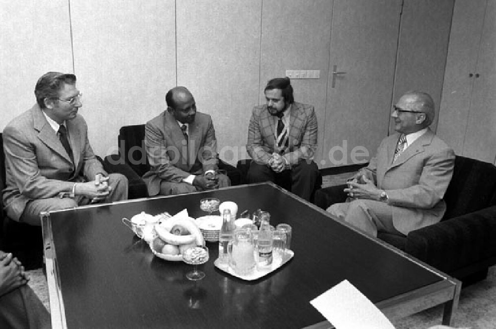 DDR-Fotoarchiv: Berlin - Erich Honecker,Werner Lamberz empfangen Delegation aus Somalia