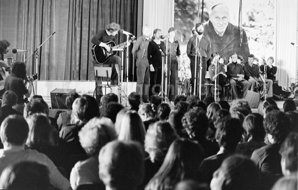 DDR-Fotoarchiv: Berlin - Ernst Busch Gedenkveranstaltung von der FDJ in der Kongreßhalle in Berlin in der DDR