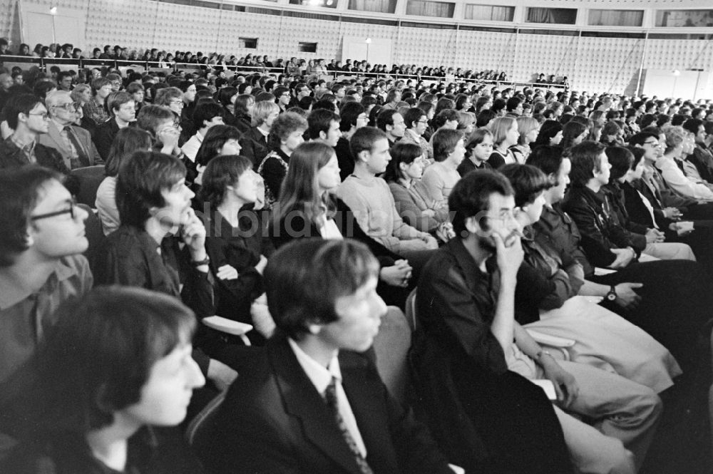 DDR-Bildarchiv: Berlin - Ernst Busch Gedenkveranstaltung von der FDJ in der Kongreßhalle in Berlin in der DDR