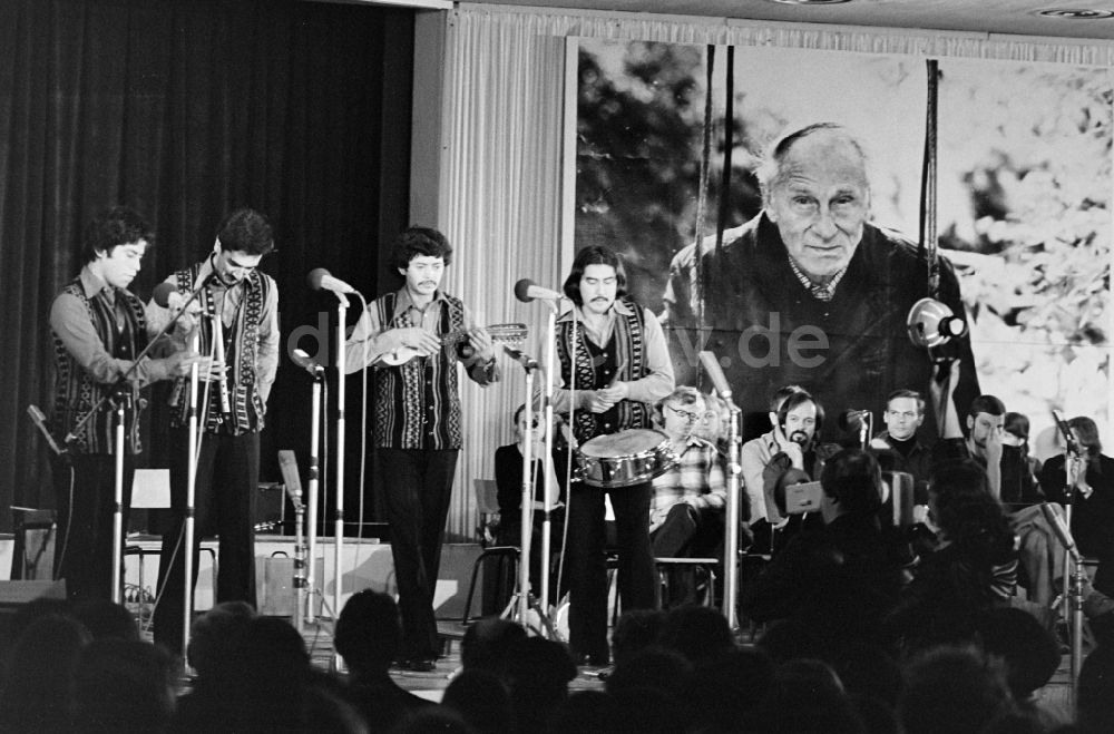 DDR-Bildarchiv: Berlin - Ernst Busch Gedenkveranstaltung von der FDJ in der Kongreßhalle in Berlin in der DDR