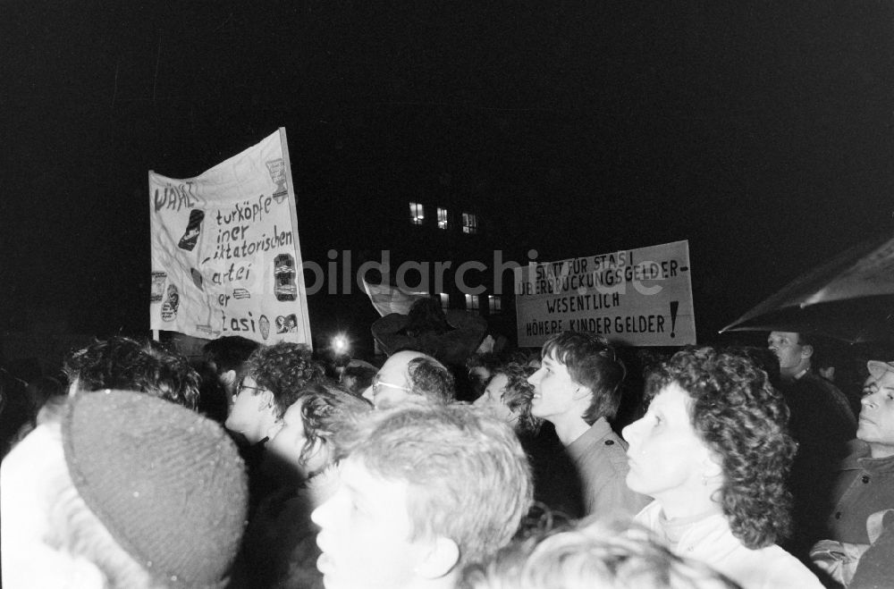 Berlin: Erstürmung und Besetzung der Zentrale des MfS Ministerium für Staatssicherheit in Berlin in der DDR