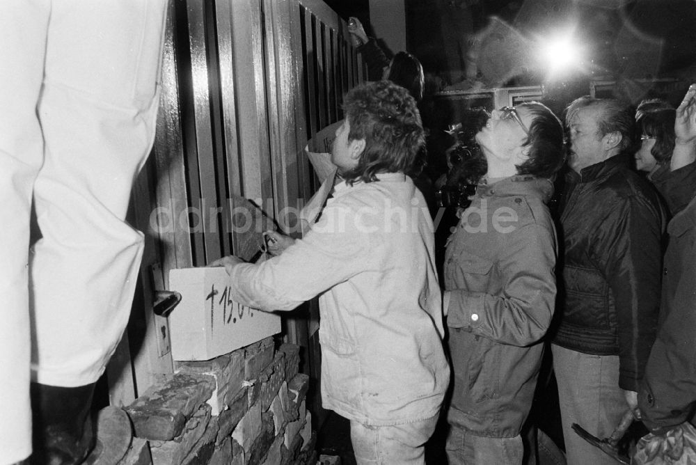 DDR-Fotoarchiv: Berlin - Erstürmung und Besetzung der Zentrale des MfS Ministerium für Staatssicherheit in Berlin in der DDR