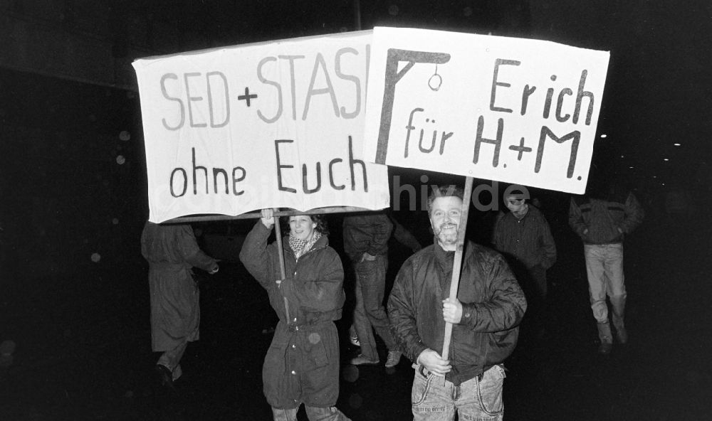 DDR-Bildarchiv: Berlin - Erstürmung und Besetzung der Zentrale des MfS Ministerium für Staatssicherheit in Berlin in der DDR