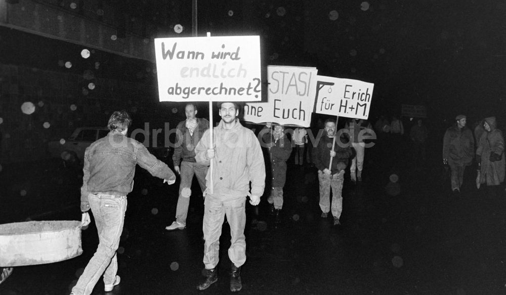 DDR-Fotoarchiv: Berlin - Erstürmung und Besetzung der Zentrale des MfS Ministerium für Staatssicherheit in Berlin in der DDR