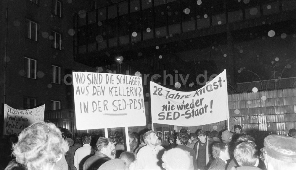 Berlin: Erstürmung und Besetzung der Zentrale des MfS Ministerium für Staatssicherheit in Berlin in der DDR