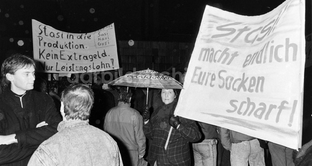 DDR-Bildarchiv: Berlin - Erstürmung und Besetzung der Zentrale des MfS Ministerium für Staatssicherheit in Berlin in der DDR