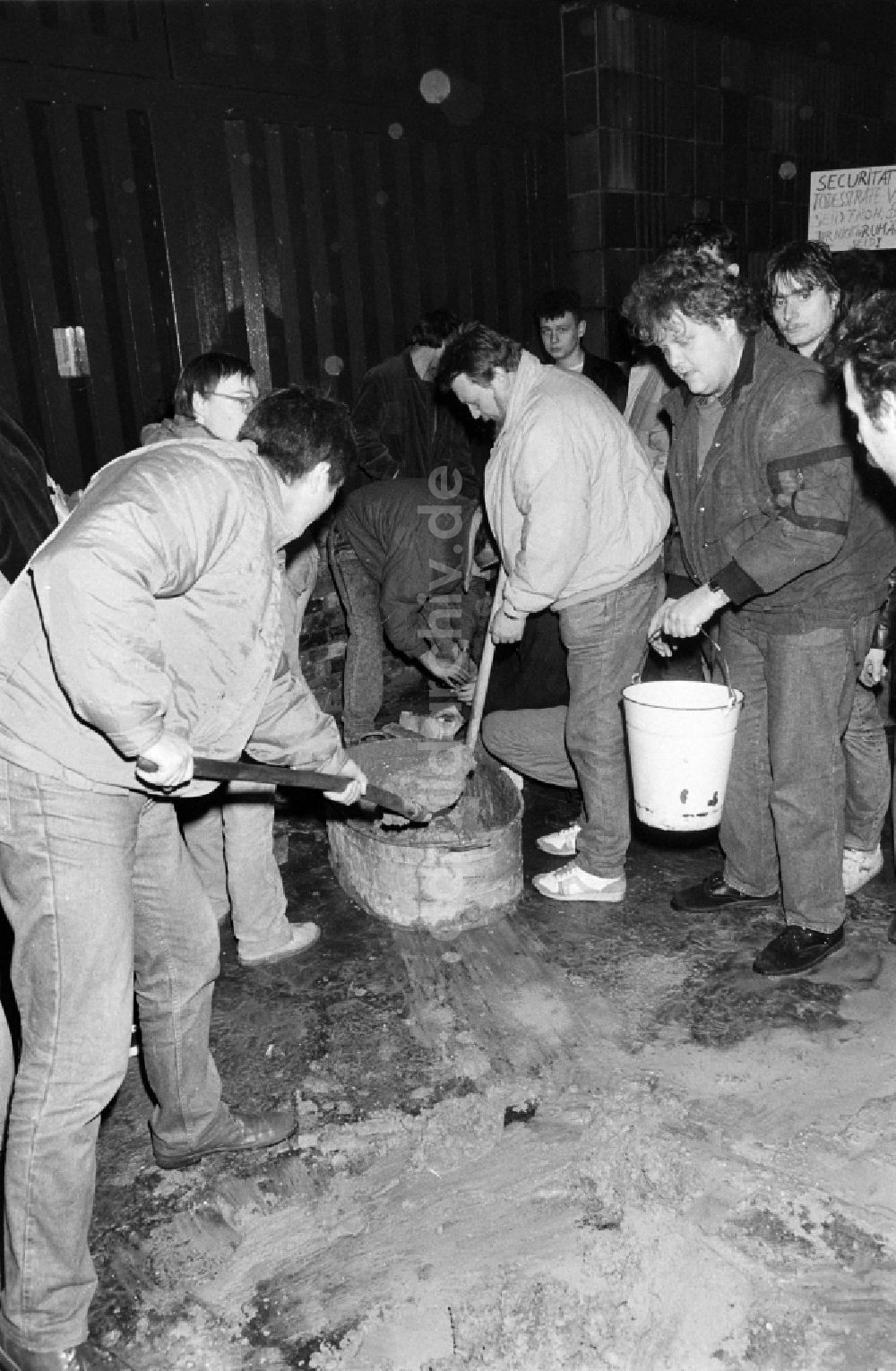 DDR-Fotoarchiv: Berlin - Erstürmung und Besetzung der Zentrale des MfS Ministerium für Staatssicherheit in Berlin in der DDR