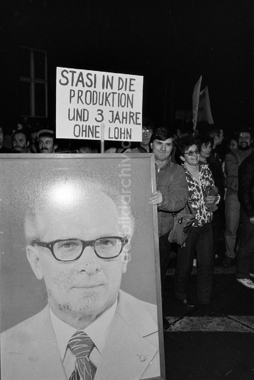 DDR-Fotoarchiv: Berlin - Erstürmung und Besetzung der Zentrale des MfS Ministerium für Staatssicherheit in Berlin in der DDR