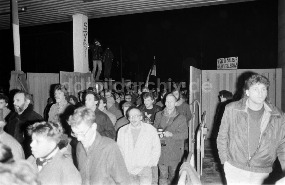 DDR-Bildarchiv: Berlin - Erstürmung und Besetzung der Zentrale des MfS Ministerium für Staatssicherheit in Berlin in der DDR