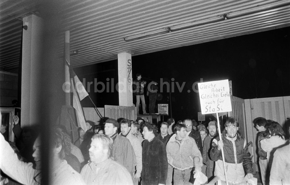 DDR-Fotoarchiv: Berlin - Erstürmung und Besetzung der Zentrale des MfS Ministerium für Staatssicherheit in Berlin in der DDR