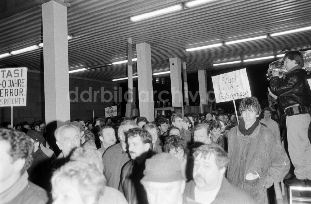 Berlin: Erstürmung und Besetzung der Zentrale des MfS Ministerium für Staatssicherheit in Berlin in der DDR