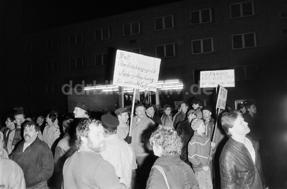 DDR-Bildarchiv: Berlin - Erstürmung und Besetzung der Zentrale des MfS Ministerium für Staatssicherheit in Berlin in der DDR