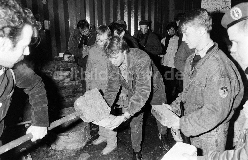 Berlin: Erstürmung und Besetzung der Zentrale des MfS Ministerium für Staatssicherheit in Berlin in der DDR