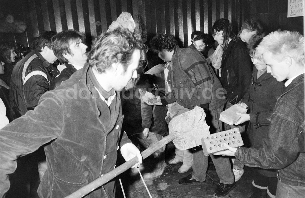 DDR-Fotoarchiv: Berlin - Erstürmung und Besetzung der Zentrale des MfS Ministerium für Staatssicherheit in Berlin in der DDR