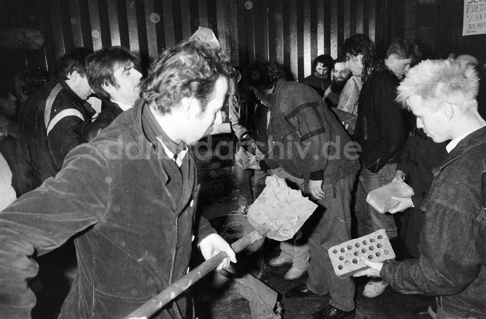 Berlin: Erstürmung und Besetzung der Zentrale des MfS Ministerium für Staatssicherheit in Berlin in der DDR