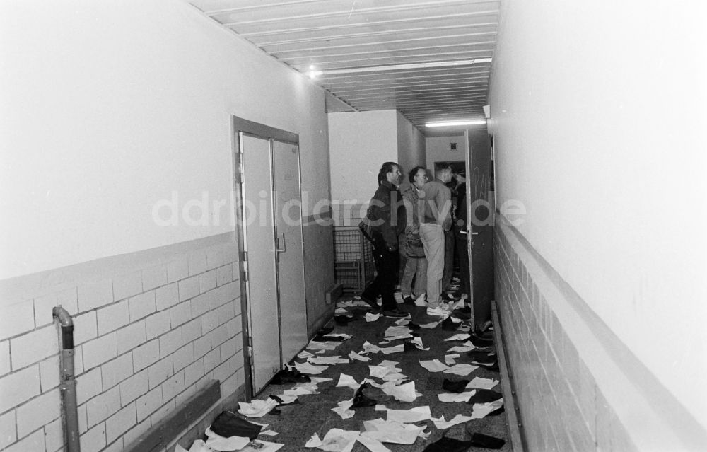 DDR-Fotoarchiv: Berlin - Erstürmung und Besetzung der Zentrale des MfS Ministerium für Staatssicherheit in Berlin in der DDR