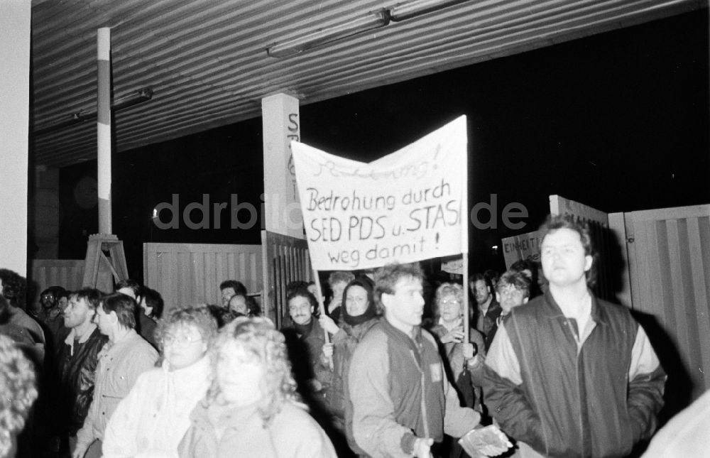 DDR-Fotoarchiv: Berlin - Erstürmung und Besetzung der Zentrale des MfS Ministerium für Staatssicherheit in Berlin in der DDR