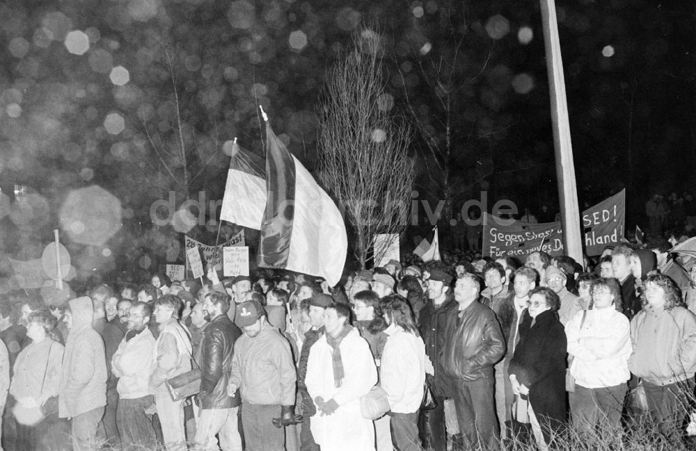 Berlin: Erstürmung und Besetzung der Zentrale des MfS Ministerium für Staatssicherheit in Berlin in der DDR