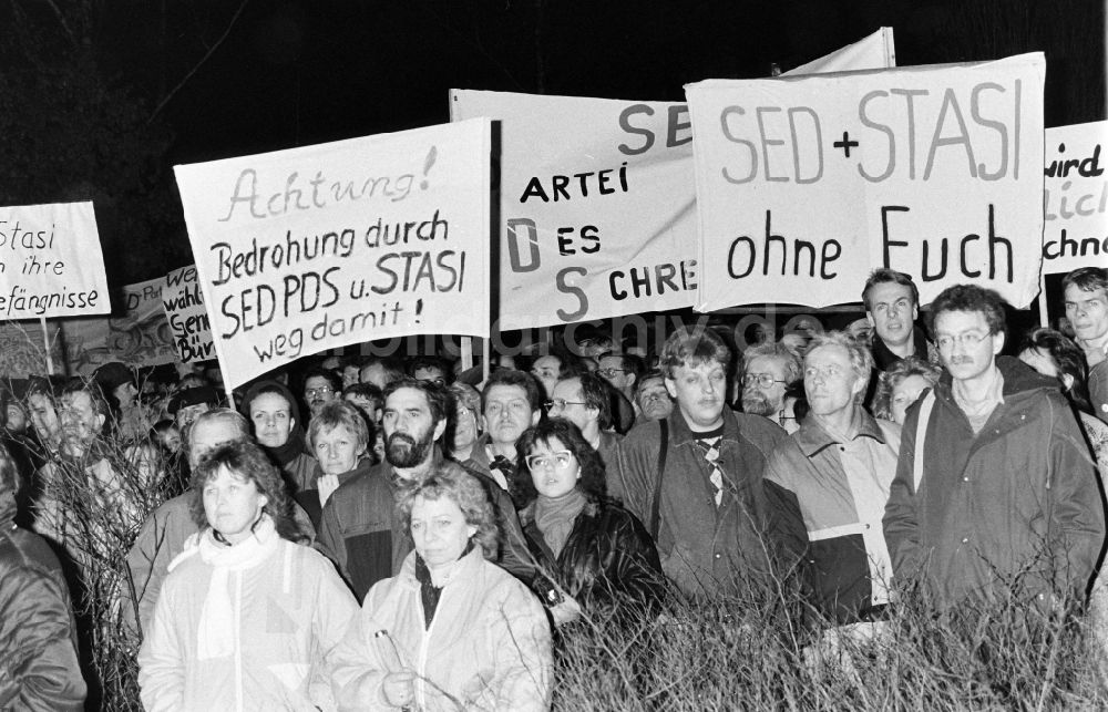 DDR-Bildarchiv: Berlin - Erstürmung und Besetzung der Zentrale des MfS Ministerium für Staatssicherheit in Berlin in der DDR