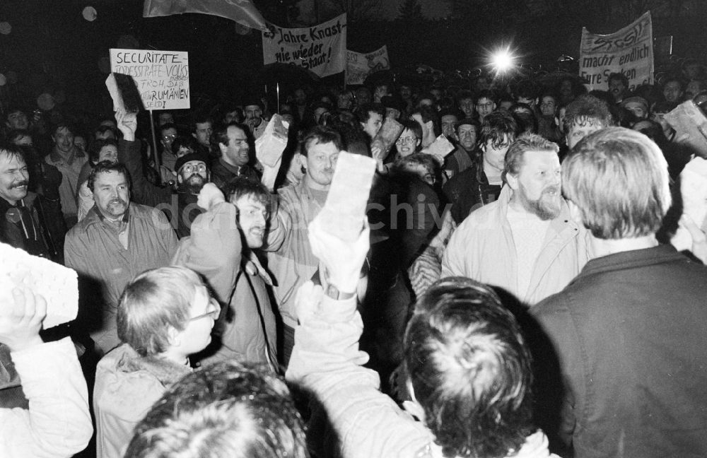 DDR-Bildarchiv: Berlin - Erstürmung und Besetzung der Zentrale des MfS Ministerium für Staatssicherheit in Berlin in der DDR