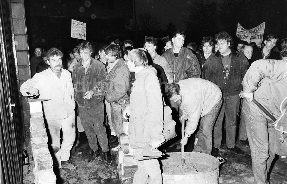 DDR-Fotoarchiv: Berlin - Erstürmung und Besetzung der Zentrale des MfS Ministerium für Staatssicherheit in Berlin in der DDR