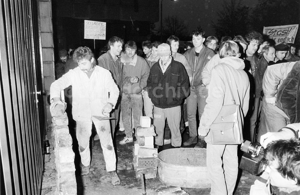 Berlin: Erstürmung und Besetzung der Zentrale des MfS Ministerium für Staatssicherheit in Berlin in der DDR