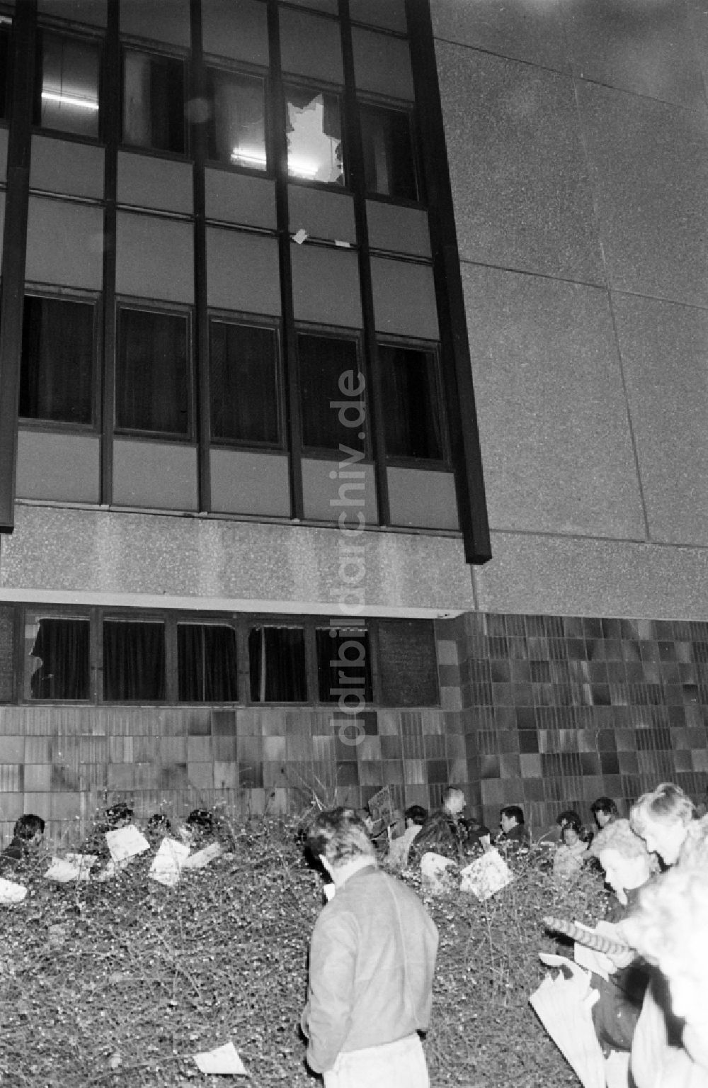 DDR-Fotoarchiv: Berlin - Erstürmung und Besetzung der Zentrale des MfS Ministerium für Staatssicherheit in Berlin in der DDR