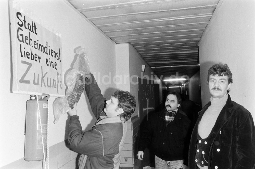 DDR-Fotoarchiv: Berlin - Erstürmung und Besetzung der Zentrale des MfS Ministerium für Staatssicherheit in Berlin in der DDR