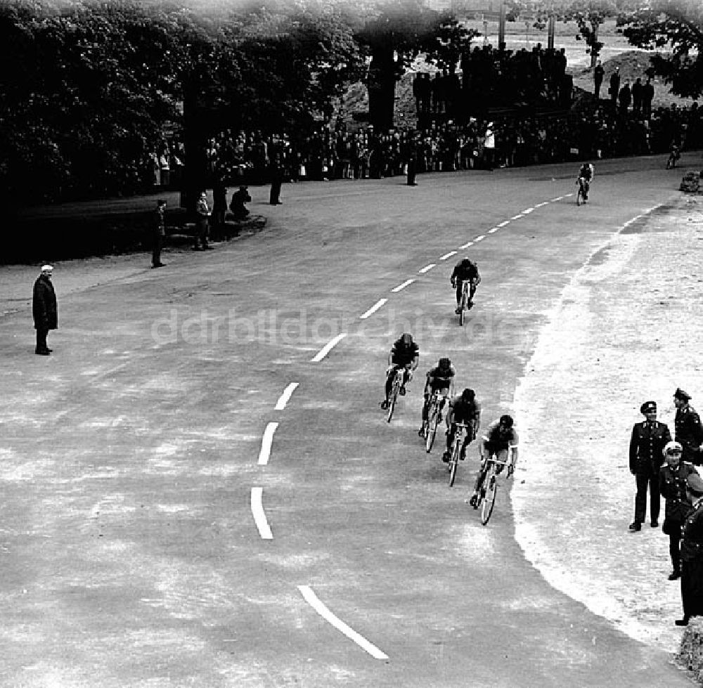 : 10. Etappe Halle-Gera 112 km Umschlagnr.: 76 Foto: unbekannt